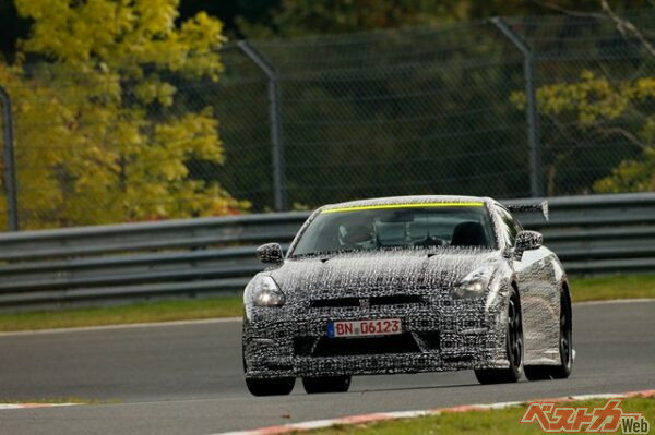 日本の量産車でニュル最速記録をもつのは日産 GT-R NISMOだ。写真は記録を出した2013年9月にニュルブルクリンクを走る様子