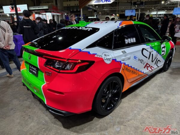 小ぶりのリアスポイラーを装着する