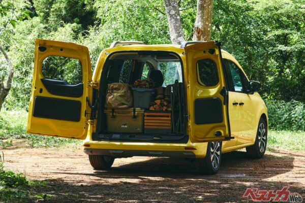 カングーのように両開きバックドアが搭載されている。これは日本専用装備とのこと。画像はカングー