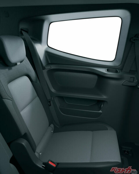 3列目の様子。十分なスペースとドリンクホルダーが備わる。3列目シートの膝回り空間もしっかり確保