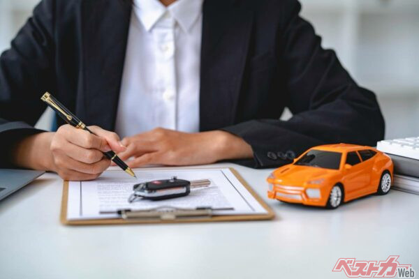 地震特約をつけることで万が一クルマを失った際にも生活に必要なお金を得ることができる（crizzystudio@Adobe Stock）