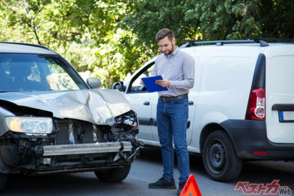地震大国の日本にも関わらず、クルマの地震保険が整っていないことに疑問が残る（Beton Studio@Adobe Stock）