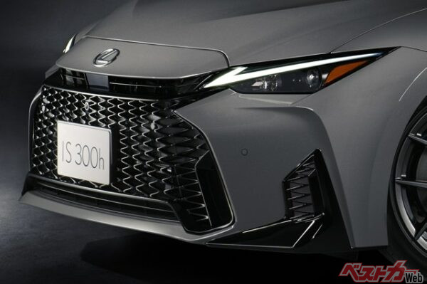 フロントのグリル周辺が変わったぞ