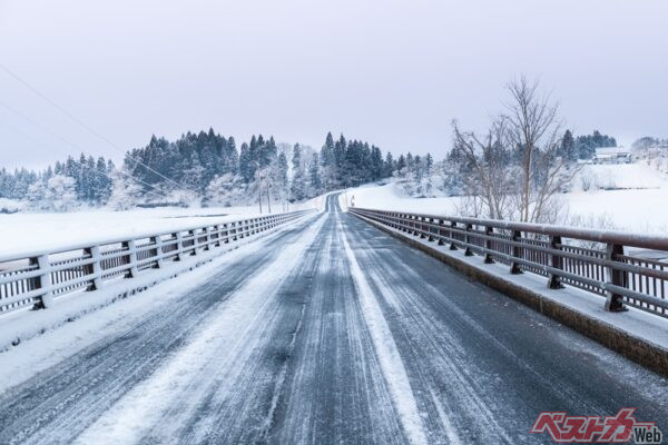風通しの良い橋や陸橋はアイスバーンが発生している場合が多いので注意（Masahiro@Adobe Stock）