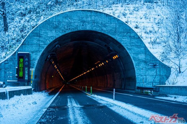 トンネルを出た瞬間に凍結路面だった場合、非常に危険だ（YOUTO@Adobe Stock）