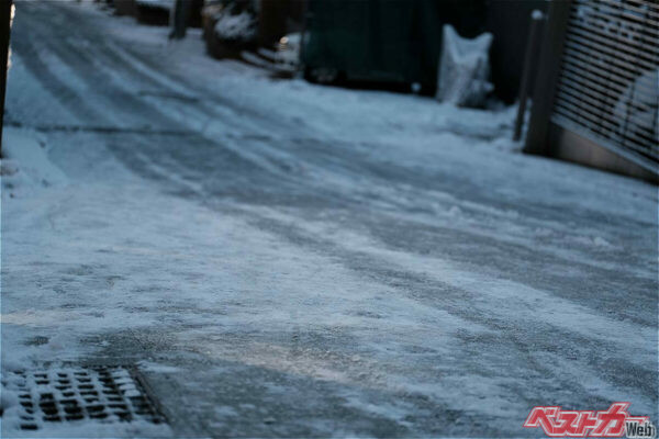 住宅街の日陰の道などは、溶けた雪が再凍結してアイスバーンになりやすい（Matty Tokyo@Adobe Stock）