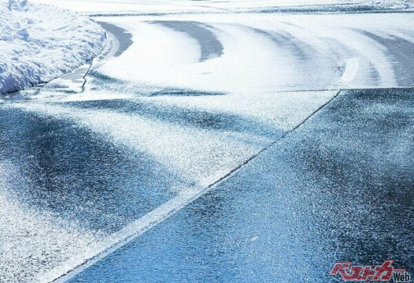 路面が濡れているだけなのかブラックアイスバーンなのかは判別しにくい（Paylessimages@Adobe Stock）