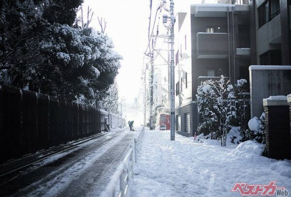 交通量の少ない道の日陰の雪は融けにくく、アイスバーン化しやすい（THE ULTRAHAND@Adobe Stock）