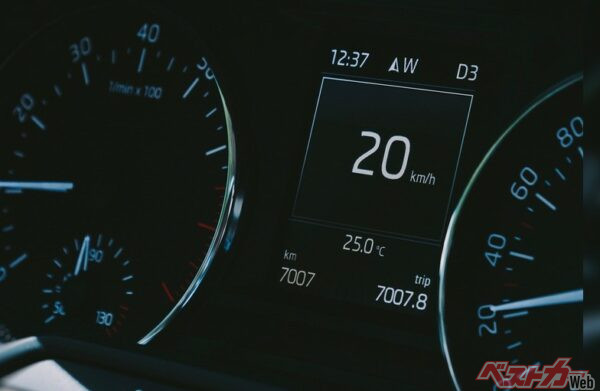 義務化によって、今日時点で市販されているどのメーカーのハイブリッド車／BEVも、時速20～30kmになると、車両接近通報装置が鳴る。この車両接近通報装置の音は、大きくすることは販売会社に相談するとできるらしいが、小さくすることは不可能（ifeelstock＠Adobe Stock）