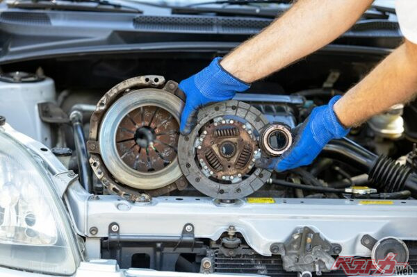 走行距離が短くても、きちんとエンジンルームをはじめとした各箇所をチェックしよう(wellphoto@Adobe Stock)