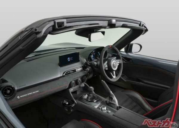 アルカンターラがふんだんに使われている内装