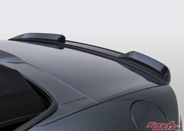 リップスポイラーとバランスを取っているのがリアスポイラー。通常フロントに対し、、でかいウイングなどはリアのダウンフォースが勝ちすぎるが、この独特なデザインは素晴らしい前後バランスを作っている