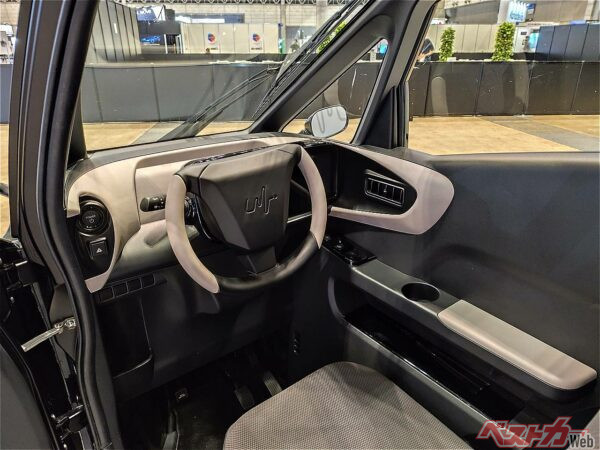 台湾向けには2人乗りも作るというが日本では法規制上一人乗り。エアコンも装備！