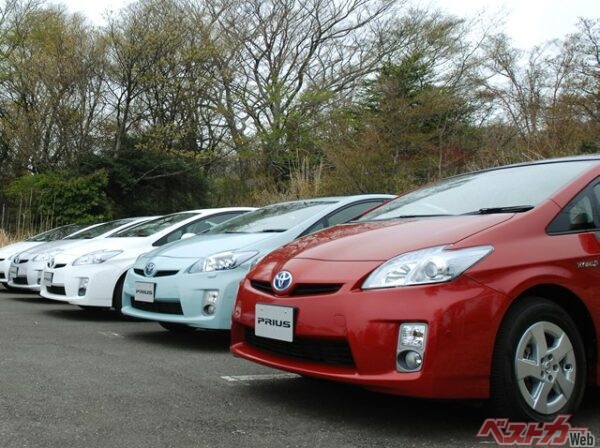 もはやこのクルマを見ない日などあるのか、というほど普及した3代目プリウス
