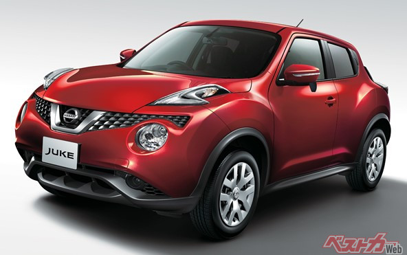 2014年6月のマイナーチェンジで立体的な形状のVモーショングリルやブーメランシェイプと呼ばれるV字型のシグネチャーLEDポジションランプやウインカー付きドアミラーに変更したほか、前後バンパーやリアLEDコンビランプの意匠も変更