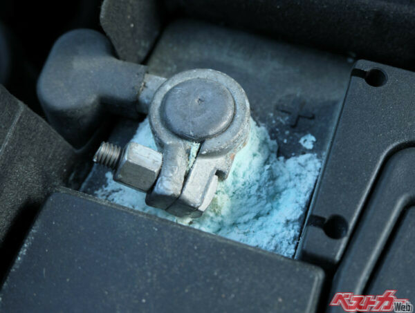 バッテリー端子に白い粉が大量に付着している状態（RYU TAKAHASHI@Adobe Stock）