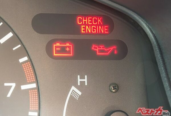 オルタネーターの故障やバッテリーの電圧が低下するとメーター内のバッテリーランプが点灯するようになっている。この表示が出たことはありませんか（amstockphoto＠Adobe Stock）