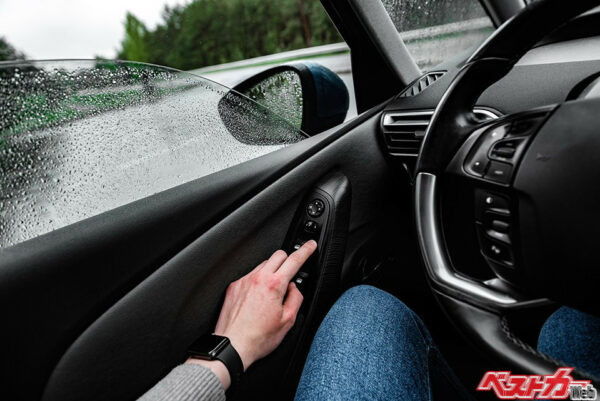 窓を開閉するときの動きが鈍くなったり、セルモーターの回転が弱くなったりしていたら危険信号（Natallia＠Adobe Stock）