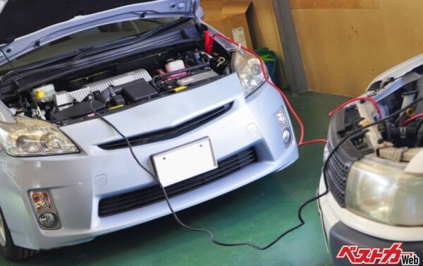 ハイブリッド車はガソリン車からバッテリー上がりを救援（充電）されることはできても、バッテリー上がりのクルマを救援することができない