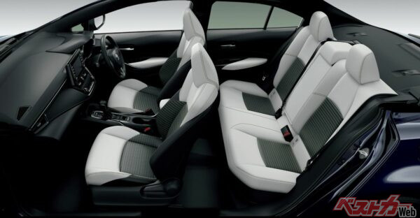 現行カローラの室内。リアシートのレッグスペースはかなり広くなっていることが分かる。大人気だった6代目と比べても21cmも伸びたホイールベースの効果だ