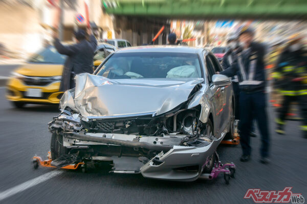 ハイスピードで事故った時の有様は、この写真よりさらにひどいことにもなり得る