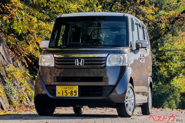 フォトグラファーの阿部昌也講師による作例。逆光を生かし、低めの位置から撮影。タイヤを少しだけ切ることで「動き」を出している