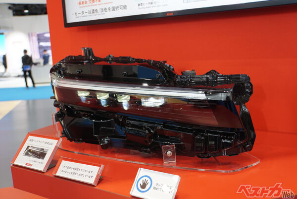 クラウンクロスオーバー用の融雪ヘッドランプ(試作)。レンズ部分に熱線が見える