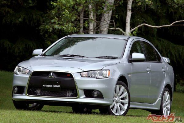 2008年登場の三菱 ギャランフォルティス ラリーアート。ランエボのようなAYCは持たないが駆動方式は4WDを採用する