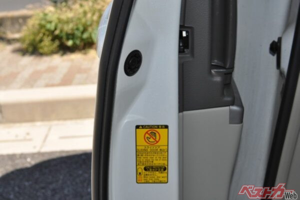 安全センサーが作動して開閉途中で停止することもある。必ず開閉確認をした上で走り出してもらいたい