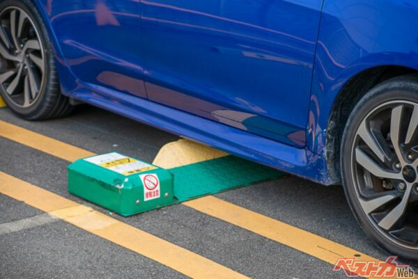 フラップとの接触はヒンジ式ドアでも起こり得ることだが、手動ドアと違って、反射的に止められないためダメージが大きくなる可能性も