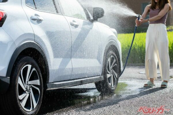 一括査定サイトを使うと、たくさん電話がかかってきて面倒という人もいるが、やはり高値で売るには有効だ。査定前は、愛車をキレイにしておくのも心象がよくなるのでお勧めだ（健二 中村@Adobestock）