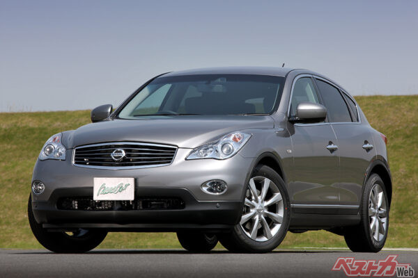 2009年登場の日産 スカイラインクロスオーバー。ボディサイズは、全長4635×全幅1800×全高1600mm。パワートレーンは3.7L・V6エンジン＋7ATを搭載