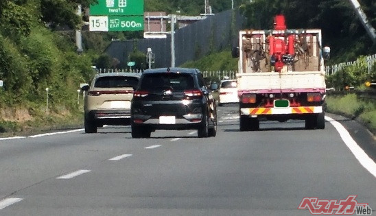 迷えるドライバー必見! 運転中の“どっちどっち”問題をスッキリ解決