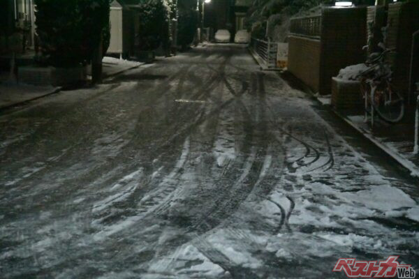 路地裏で凍結をすることもある。都内でも積雪すればこの状況。もちろんノーマルタイヤで走っていい路面ではない