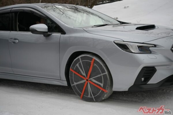 スノーソックスなどはあくまで緊急脱出用。長距離を常用して移動する滑り止めではなく、スタッドレスタイヤやチェーンを装備してほしい