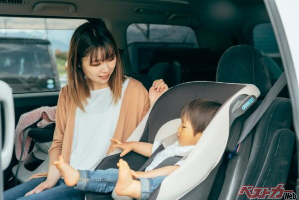 レンタカーでチャイルドシートを2個以上利用する場合、乗車定員通りの人数が乗れなくなることがあります