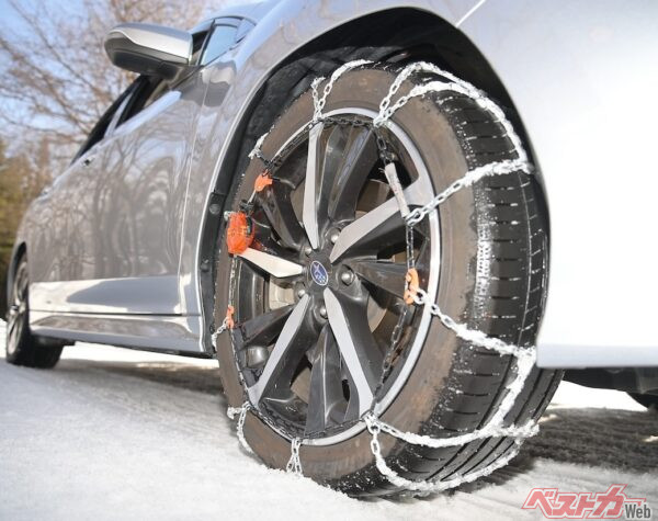 雪道をノーマルタイヤで走っても反則金「6000円」？　もう「一発免停」にすりゃいいじゃん!!!　減らない「雪道無謀運転」に法は変わるべきでは
