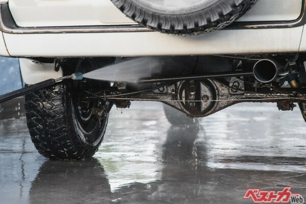 雪道を走ったあとは、高圧洗浄機などで、下回りの汚れをしっかりと落とすようにしよう。洗車機の「下部洗浄」オプションを利用するのもお薦めだ(Roman@Adobe Stock)