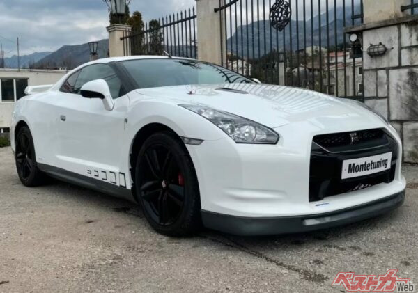 こちらがクーガーベースのレプリカ。静止画でなく街中ですれ違ったら見分けは付かないだろう。