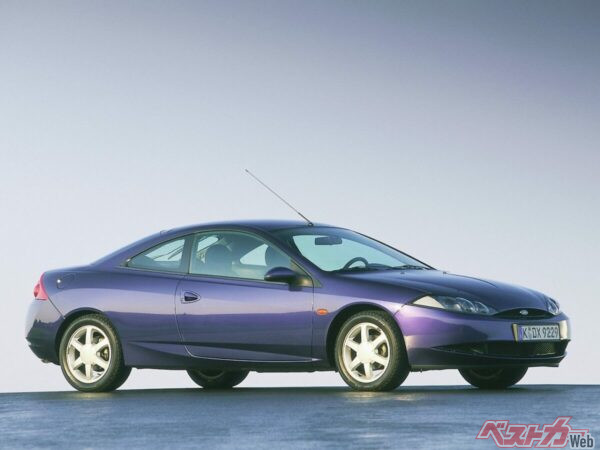 ベースに使われたフォード・クーガー。確かにボディライン的には似ているといえば似ている…。