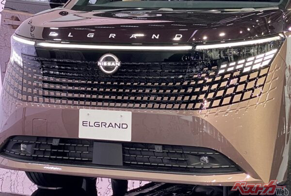 四角いタイルを並べたような独創的グリルとシグネチャーLEDが特徴的。威圧感一辺倒ではない、新しい高級ミニバン像を提示する