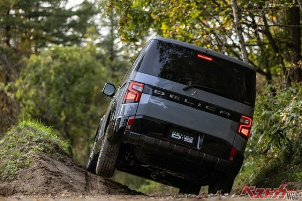 ホイールアーチモールが追加され大型化した印象だが、1795mmからたった20mmアップに収めているのもお見事。この進化はかなりカッコいいゾ