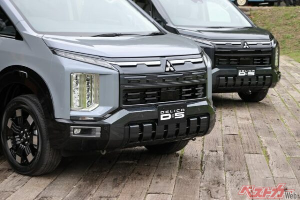 特別仕様車のブラックグリルが人気ゆえ今回はブラック系が標準に。藤井氏のこだわりから、ブラックあるいはダークグレーとボディーカラーによってグリル色を変化させているのだ