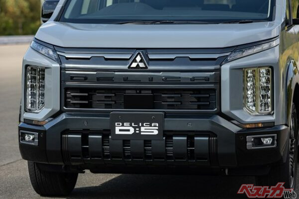 このさりげなさがイイ。マットブラックのDELICAなんてカッコよすぎる