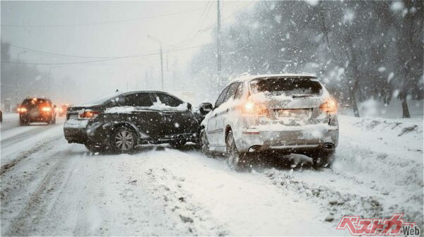 「すぐそこまでだから」という油断が立ち往生や深刻な事故を引き起こす（NBLX@Adobestock）