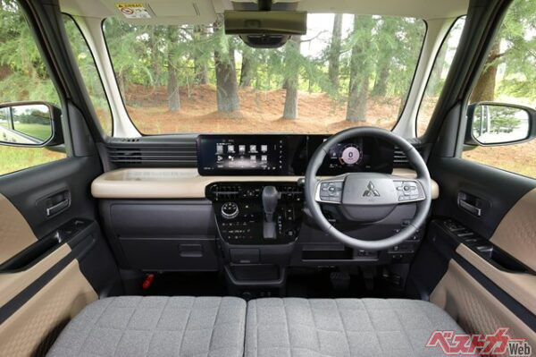 高級感が大幅アップし視界も広くなった印象。事実先代モデルよりピラーを細く&立てているのだ。右左折時の安心感も向上