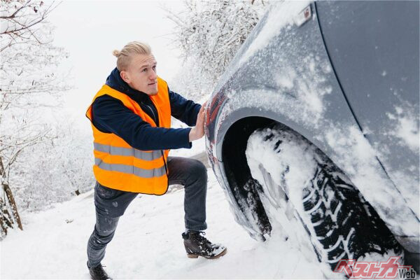 何度でもいう!! 「ちょっといいだろ」が大渋滞の元!!　夏タイヤで雪道を走るのは反則金付きの違反だぜ!!