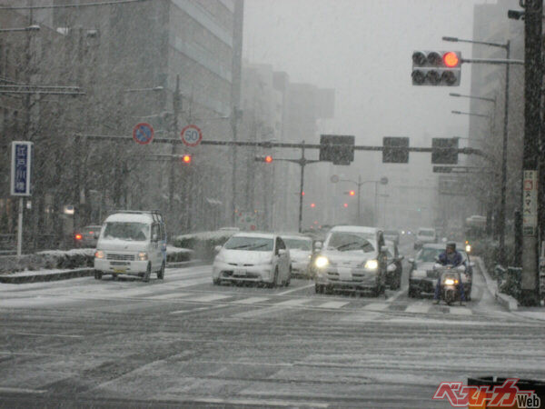 最初はゆっくり降っていたのにいつのまにか吹雪でまったく前が見えないというのはよくあること。決して油断せずに