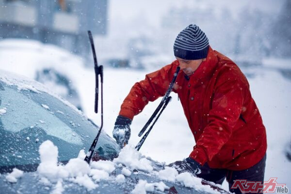 溶けるからと安心せずにクルマに対してもしっかり「除雪」(Lucky Fenix@Adobe Stock)