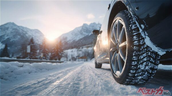 冬用タイヤ規制はスタッドレスタイヤのほか、スノーフレークマークの付いたオールシーズンやオフロードタイヤが走行できるが、それぞれの雪上性能に差には注意!(rehan@Adobestock)